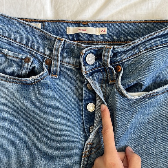 LEVI’S Wedgie Jean (24) - Picture 6 of 9